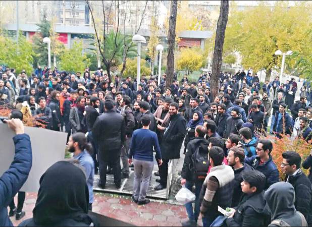 چرا دانشجویان معترض، شعار جنسی می‌دهند؟