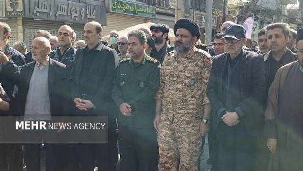 حضور امام جمعه لاهیجان با لباس نظامی در راهپیمایی خونخواهی رهبر شهید