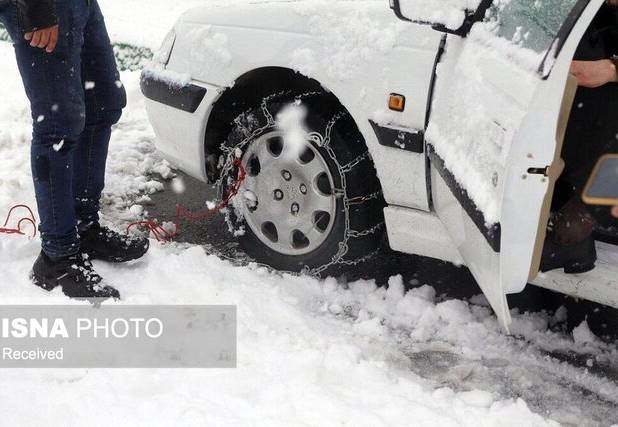 بارش برف در محورهای کوهستانی زنجان؛ تردد فقط با زنجیر چرخ مجاز است