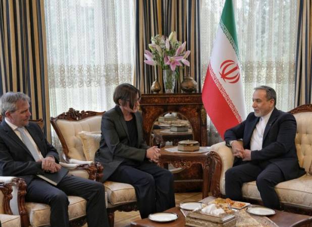 دیدار و گفتگوی رئیس کمیته بین المللی صلیب سرخ با عراقچی در ژنو