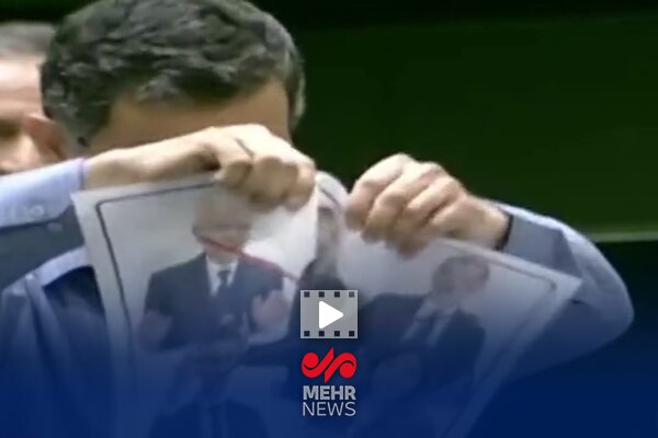 پاره کردن تصاویر سران اتحادیه اروپا در صحن علنی مجلس