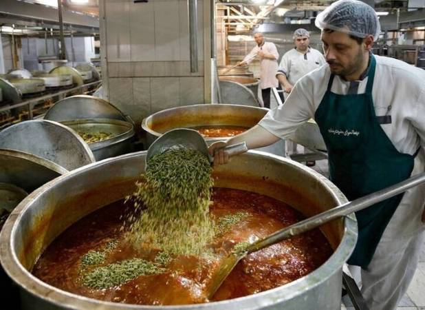 پخت ۶۰ هزار وعده‌غذا در یک روز مهمانسرای حضرت رضا(ع)
