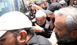 تصاویری از استقبال سردار قاآنی از پیکر رهبر شهید در فرودگاه مشهد