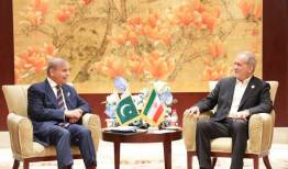 گفتگو و رایزنی نخست وزیر پاکستان با دکتر پزشکیان 