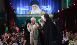 اهدای عبای رهبر شهید انقلاب به حاج صادق آهنگران 