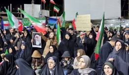 برگزاری مراسم دختران وطن و اجتماع شبانه سنندجی ها در میدان آزادی شهر