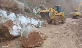  بازگشایی محور کوهستانی منج - بارز پس از ریزش سنگ‌