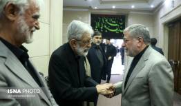 بوسه زاکانی بر شانه غلامعلی حدادعادل/ مهدی هاشمی و علی جنتی هم بودند/ تصاویری از مراسم بزرگداشت همسر شهید رهبر انقلاب