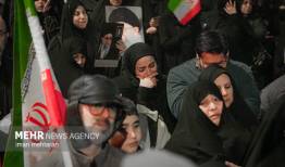 رجز خوانی خواهر شهید کهریزی در اجتماع کرمانشاهیان