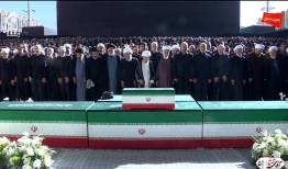 اقامه نماز بر پیکر رهبر شهید توسط آیت‌الله سبحانی