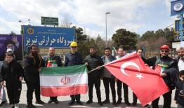 اقامه نماز وحدت برادران ایرانی و ترکیه‌ای در نیروگاه تبریز