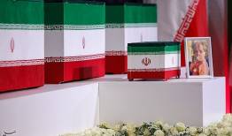 ببینید|وداع فرماندهان ارشد نیروهای مسلح با رهبر شهید در مصلی