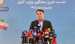 زینی‌وند: اولویت دولت، سرو سامان دادن به زندگی و منازل مردم است