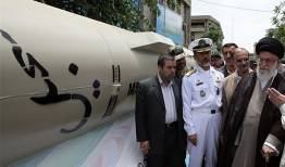 تصویری دیده‌ نشده از رهبر شهید انقلاب در کنار موشک سجیل