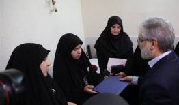 اهدای مدرک دانش‌آموختگی دانشجوی شهید علمی کاربردی توسط وزیر علوم