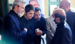 انتشار یک عکس در مراسم بزرگداشت داماد رهبر شهید/ این نوجوان نوه رهبر شهید انقلاب است؟ + عکس