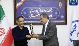 تجلیل رئیس جهاددانشگاهی از پدر دانشجوی شهید علی ناظم