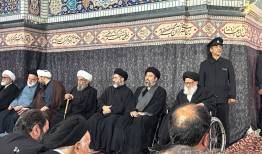 حضور فرزندان رهبر شهید در مراسم چهلم ایشان در حرم رضوی +عکس