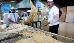 نانوایی‌های سیار در مسیر تشییع مستقر میشوند