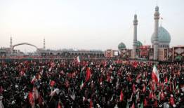 اقامه نماز بر پیکر رهبر شهید توسط آیت الله جوادی آملی 