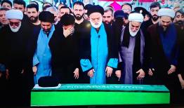 اقامه نماز بر پیکر رهبر شهید توسط آیت‌الله سیدمصطفی خامنه‌ای +فیلم