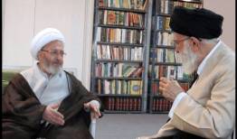 این مرجع تقلید بر پیکر رهبر شهید نماز می خواند