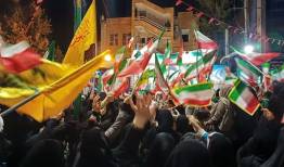 پرچم‌های برافراشته خرم‌آبادی‌ها و فریاد «استقلال، آزادی،جمهوری اسلامی»