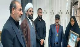 قهرمان کشتی آزاد جهان مدال خود را به خانواده شهید «پاپی» اهدا کرد