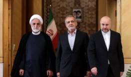 ادای احترام روسای قوا و مقامات به پیکر رهبر شهید انقلاب