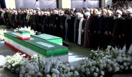خروج پیکر رهبر شهید از مصلی پس از اقامه نماز+فیلم