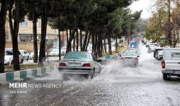 اکثر معابر تهران به دلیل بارش باران لغزنده است