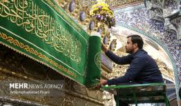 تصاویری از آئین گل آرایی ضریح مطهر حضرت فاطمه معصومه سلام‌الله‌علیها