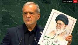 پزشکیان عکس شهید امام خامنه‌ای را بالا برد
