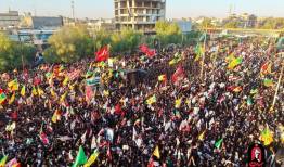 اقامه نماز بر پیکر رهبر شهید توسط حضرت آیت‌الله حکیم