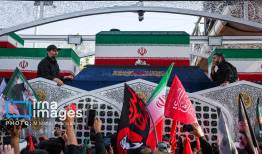 لحظاتی از انتقال پیکر رهبر شهید به حرم مطهر رضوی 
