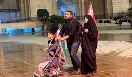 حضور خانواده ها با فرزندان در مراسم وداع امام شهید