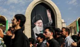 قابی ماندگار از پیکر مطهر رهبر شهید در مصلی امام خمینی(ره)