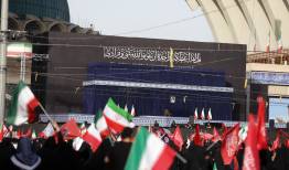اولین تصویر از لحظه اقامه نماز بر پیکر رهبر شهید