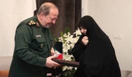 دیدار سرپرست وزارت دفاع با خانواده شهدای جنگ رمضان