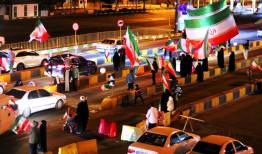 استقبال و بدرقه زائران توسط طلاب در عوارضی قم-تهران