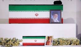 لحظه بوسیدن تابوت رهبر شهید انقلاب توسط برادرشان سیدهادی خامنه‌ای + فیلم