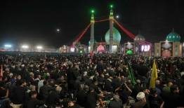 قرائت فاتحه بر پیکر رهبر شهید توسط آیت الله جوادی آملی 