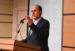 حاجی‌بابایی: مجلس پرقدرت در حال تدوین قانون تنگه هرمز است