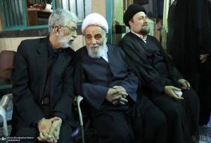 گپ و گفت ناطق نوری و حدادعادل در یک مراسم ختم/ روحانی معروف هم بود+ تصاویر