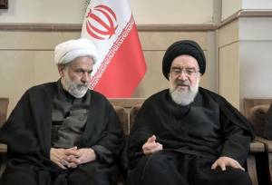 عکسی از دیدار رئیس سازمان بسیج با امام جمعه تهران و عضو خبرگان رهبری/ طائب: تنگه هرمز تحت کنترل و مدیریت ایران است
