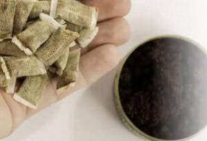خطر بیخ گوش جوانان/ ماده خطرناکی که به اسم خوشبوکننده دهان به جوانان و نوجوانان می‌فروشند/ این ماده مخدر در سوپرمارکت‌ها هم پیدا می‌شود