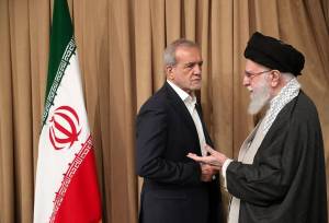 پزشکیان پس از ترور و بمباران محل جلسه ‌اش بلافاصله به ملاقات رهبری رفت/ واکنش رهبر شهید انقلاب چه بود؟