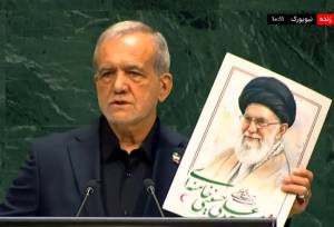 پزشکیان عکس امام شهید و کودکان میناب را در سازمان ملل بالا برد