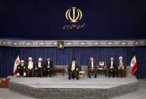 آخرین مراسم تنفیذ ریاست جمهوری با حضور رهبر شهید/ احمدی‌نژاد نیامد/ شمخانی لباس نظامی پوشید/ گپ‌وگفت روحانی و جلیلی +تصاویر