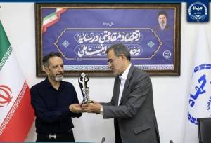 تجلیل رئیس جهاددانشگاهی از پدر دانشجوی شهید علی ناظم